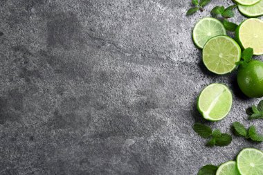 Limonata, sulu limon dilimleri ve gri masada nane şekeri, üst manzara. Metin için boşluk