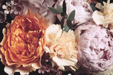 Farklı çiçeklerden güzel bir buket, yakın plan. Çiçek kart tasarımı koyu renkli efekt