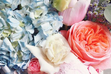 Arka plan olarak güzel, taze bir buket, üst manzara. Çiçek dekoru