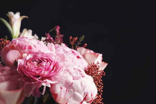 黒の背景に異なる花の美しい花束 クローズアップ ダークヴィンテージ効果のある花のカードデザイン — ストック写真