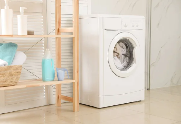 Máquina Lavar Roupa Moderna Com Toalhas Banheiro — Fotografia de Stock