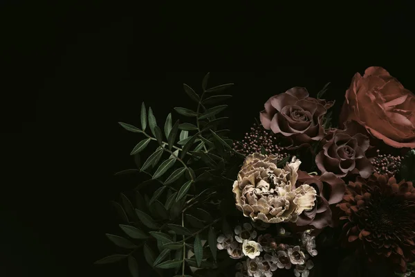 Прекрасні Свіжі Квіти Чорному Тлі Дизайн Квіткової Картки Темно Вінтажним — стокове фото