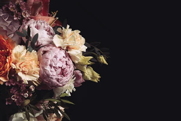 黒の背景に異なる花の美しい花束 テキストのためのスペース ダークヴィンテージ効果のある花のカードデザイン — ストック写真
