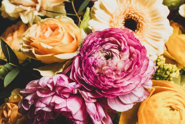 Farklı çiçeklerden güzel bir buket, yakın plan. Çiçek kart tasarımı koyu renkli efekt