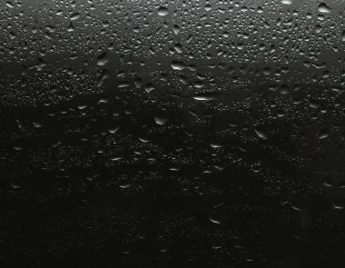 Siyah arkaplan üzerine yağmur damlaları