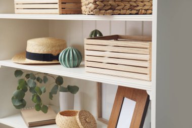 Farklı dekoratif eşyaları olan beyaz raf ünitesi.