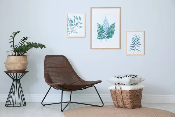 Fauteuil confortable et plante près du mur blanc à l'intérieur à la maison . — Photo