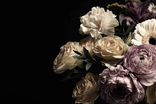 Όμορφο Μπουκέτο Από Διαφορετικά Λουλούδια Μαύρο Φόντο Χώρος Για Κείμενο — Φωτογραφία Αρχείου