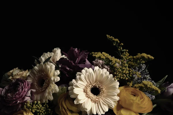 Siyah Arka Planda Farklı Çiçeklerden Oluşan Güzel Bir Buket Çiçek — Stok fotoğraf