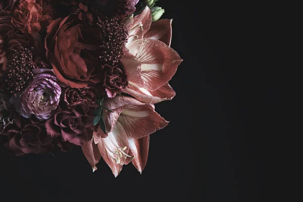 Гарний Букет Різних Квітів Чорному Тлі Простір Тексту Дизайн Квіткової — стокове фото