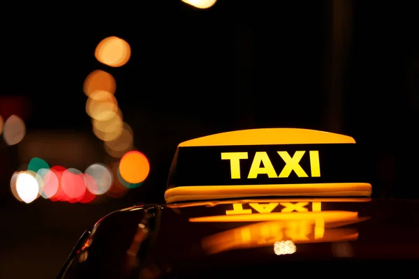 Taxiwagen Mit Gelbem Dachschild Nachts Auf Der Stadtstraße Nahaufnahme — Stockfoto