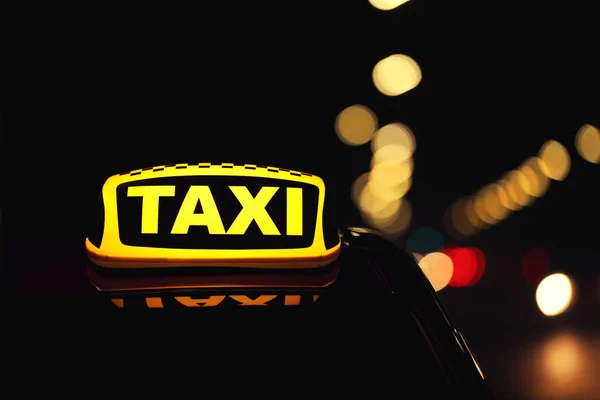 Taxi Auto Met Geel Dak Teken Straat Nachts Close — Stockfoto