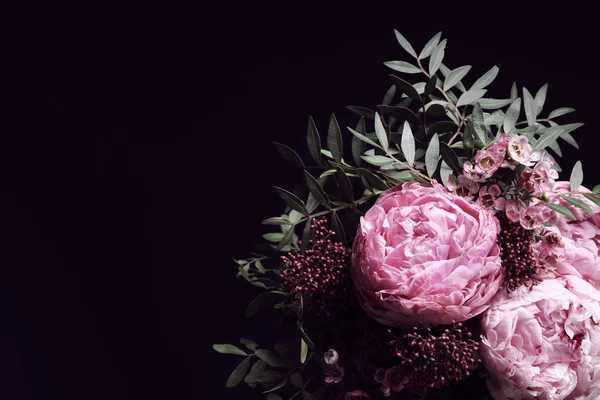 Siyah Arka Planda Bir Buket Güzel Çiçek Yazı Için Yer — Stok fotoğraf