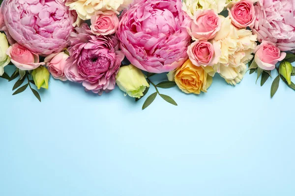 Επίπεδη Σύνθεση Lay Όμορφα Λουλούδια Και Χώρο Για Κείμενο Γαλάζιο — Φωτογραφία Αρχείου