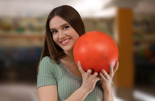 Mujer Joven Con Pelota Club Bolos — Foto de Stock