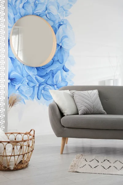 Elegante Soggiorno Con Fiori Blu Dipinti Parete Motivo Floreale Interior — Foto Stock