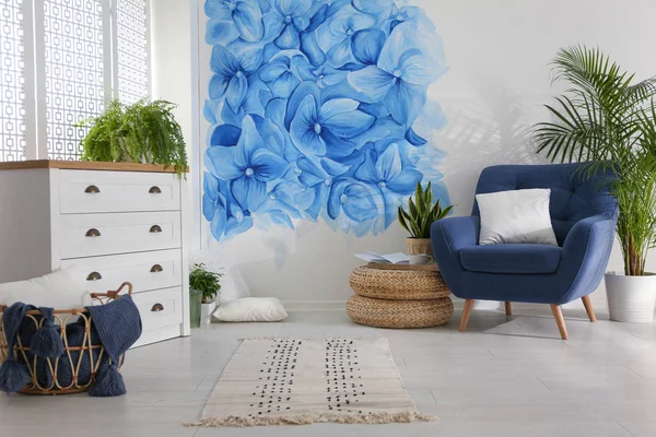 风格别致的客厅 墙上画着蓝色的花 室内设计中的花卉图案 — 图库照片