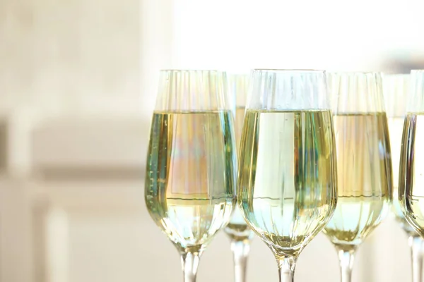 Copos de champanhe no fundo borrado, vista de close-up — Fotografia de Stock