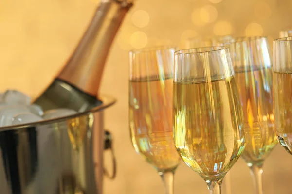 Sklenice šampaňského proti rozmazaným světlům, detailní záběr — Stock fotografie