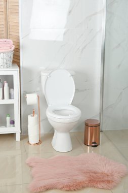 Modern banyo içinde şık bir klozet.