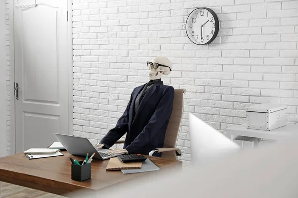 Human Skeleton Suit Using Laptop Table Office — Stock Photo, Image