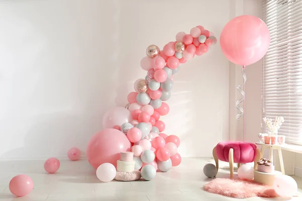 Quarto Decorado Com Balões Coloridos Para Festa — Fotografia de Stock