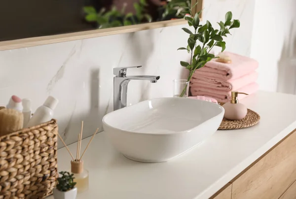 Современная раковина с краном в стильной ванной комнате — стоковое фото