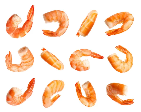 Délicieuses crevettes cuites isolées sur blanc. Fruits de mer sains — Photo