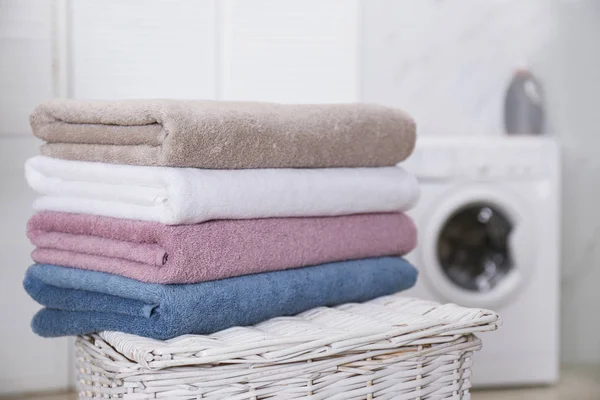 Stack of fresh towels in laundry room — 图库照片