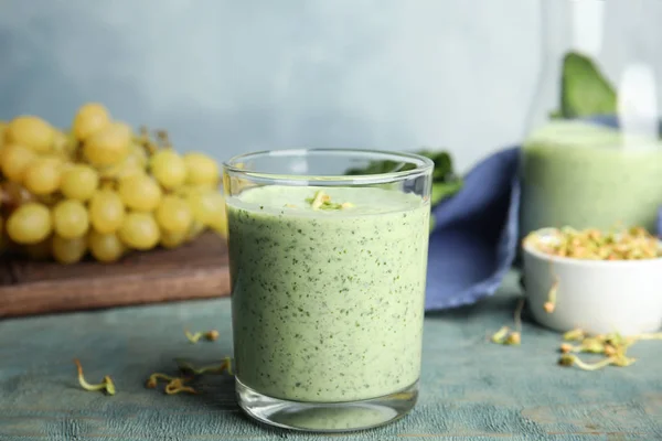 Smoothie Sarrasin Vert Sur Table Bois Bleu Clair — Photo