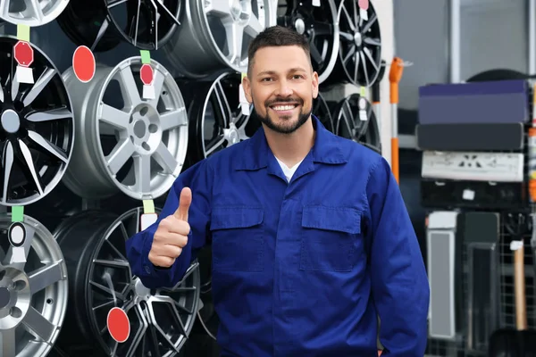 Male Mechanic Alloy Wheels Auto Store — 스톡 사진