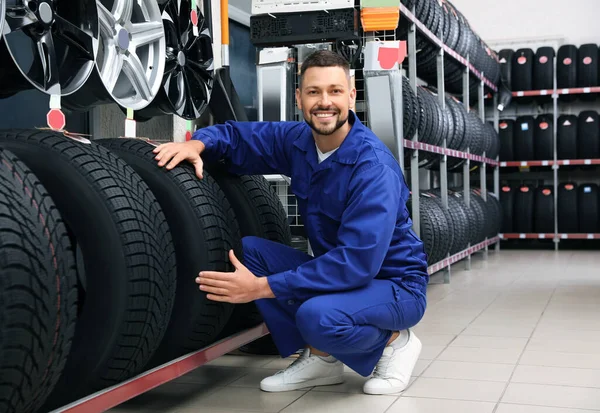 Mecânico Masculino Com Pneus Carro Loja Automóveis — Fotografia de Stock