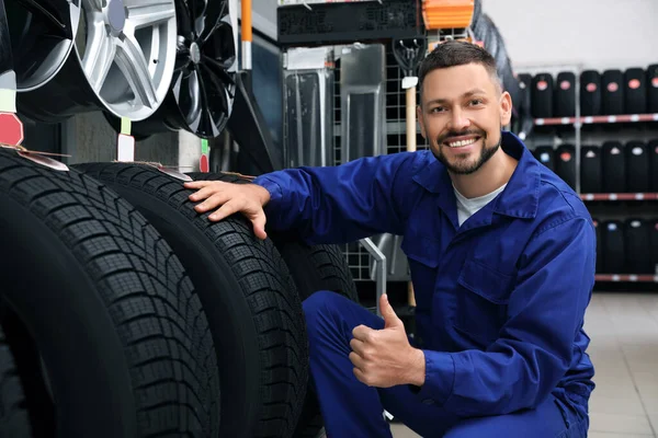 Male Mechanic Car Tires Auto Store — ストック写真