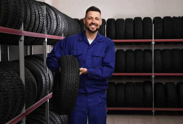 Mecânico Masculino Com Pneu Carro Loja Automóveis — Fotografia de Stock