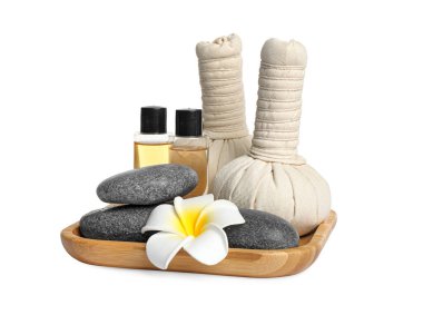 Güzel bir spa kompozisyonu ve beyazı bitkisel torbalar.