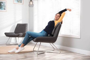 Genç bayan evde dinleniyor. Huzur içinde yat.