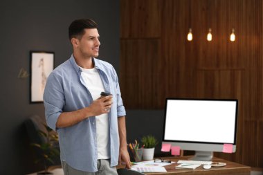 Ofisteki erkek tasarımcının portresi. Yaratıcı meslek