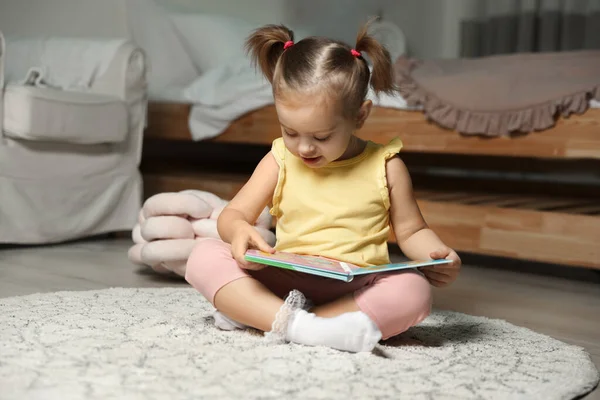 Χαριτωμένο Κοριτσάκι Βιβλίο Στο Σπίτι — Φωτογραφία Αρχείου