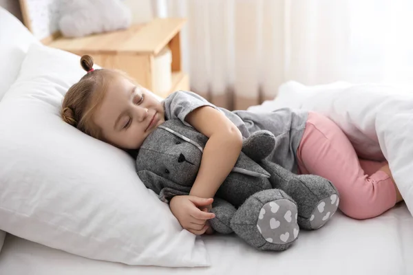 Мила Дівчинка Спить Іграшковим Кроликом Вдома Графік Сну — стокове фото