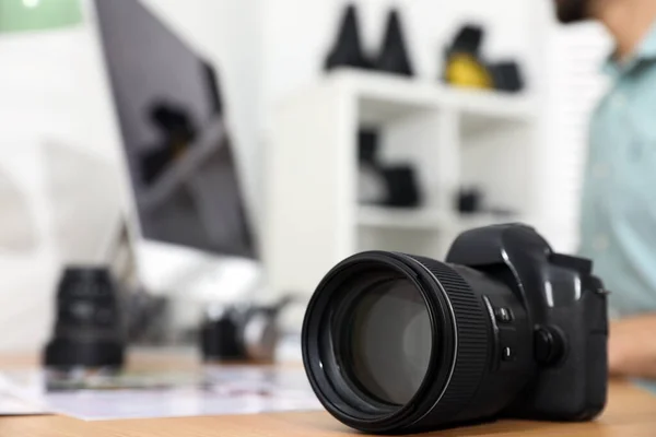 Fotografens arbetsplats med professionell kamera på kontoret — Stockfoto