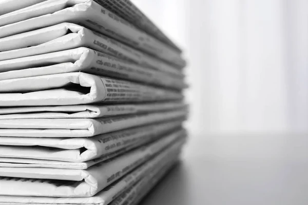 Pilha Jornais Mesa Cinzenta Espaço Para Texto Trabalho Jornalista — Fotografia de Stock