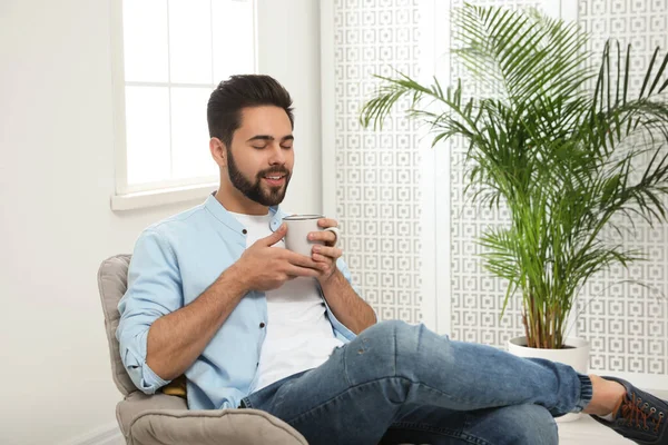 Jeune Homme Avec Tasse Boisson Relaxant Maison — Photo