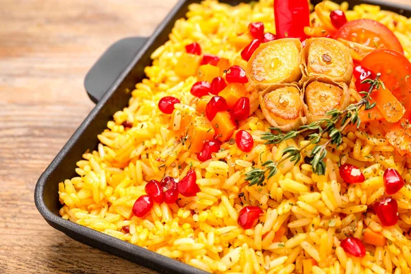 Pilha Arroz Saborosa Com Legumes Mesa Madeira Close — Fotografia de Stock