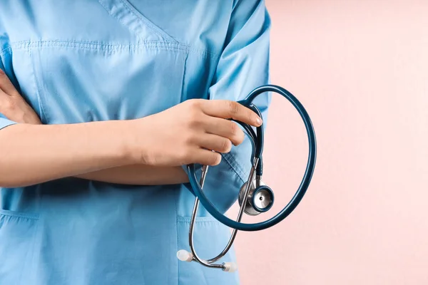 Dokter Met Stethoscoop Roze Achtergrond Close Medische Dienst — Stockfoto