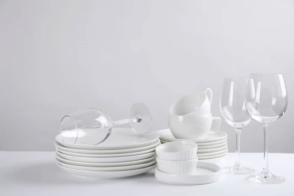 Set de platos limpios sobre mesa blanca — Foto de Stock