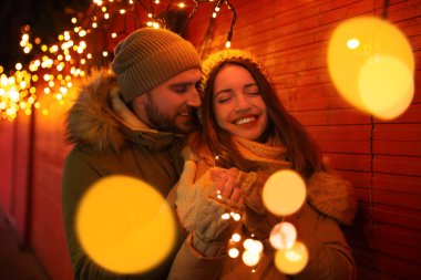 Mutlu çift Noel panayırında vakit geçiriyor.