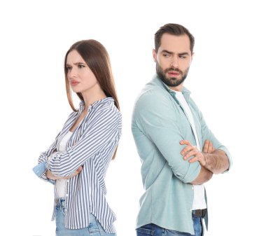Beyaz arka planda ilişki sorunları olan çift