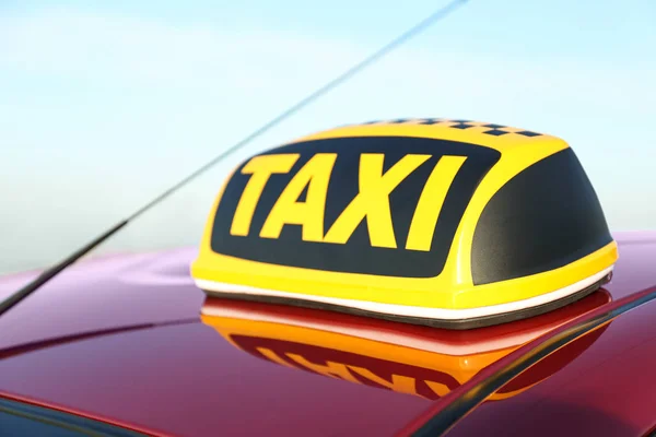 Techo Luz Con Palabra Taxi Coche Aire Libre —  Fotos de Stock