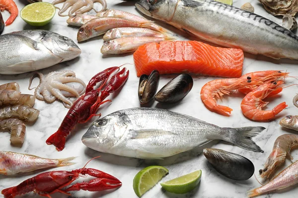 Świeże Ryby Różne Owoce Morza Białym Marmurowym Stole — Zdjęcie stockowe