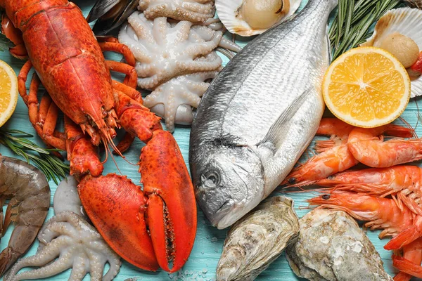 Pescado Fresco Diferentes Mariscos Sobre Mesa Madera Azul Puesta Plana — Foto de Stock